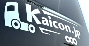 『Kaicon.jp』ステッカー — メッキパーツ風の色調で光を反射します